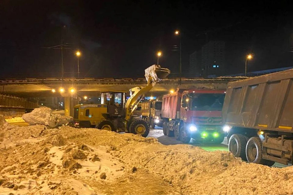 Дорожники продолжают вывозить снег с улиц Владивостока.
