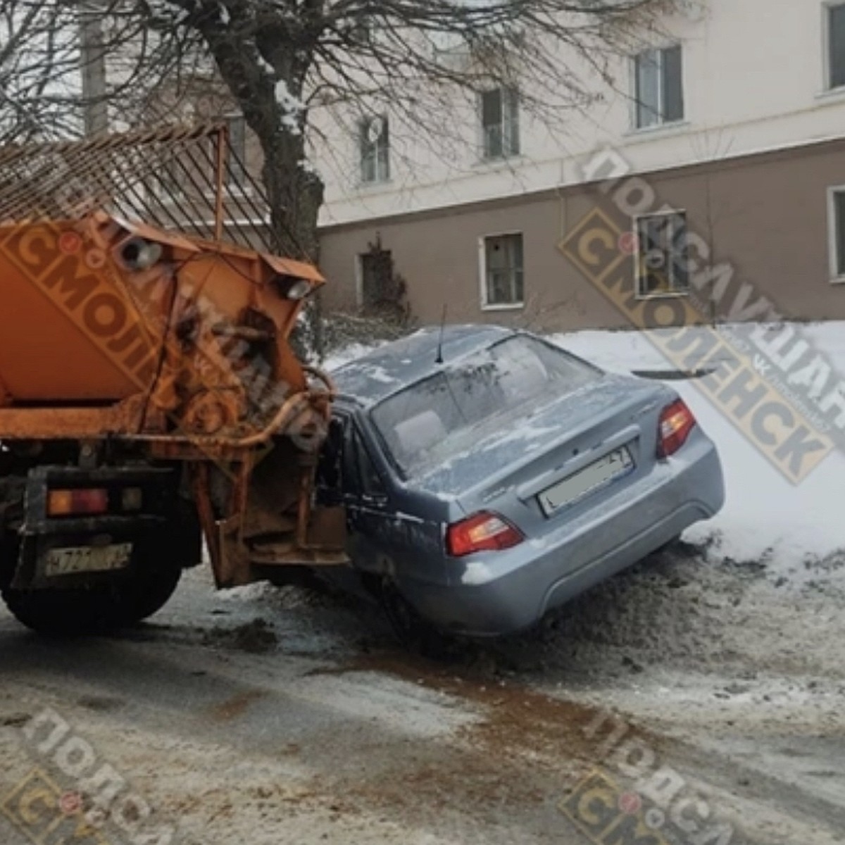 Автомобильная авария с коммунальной техникой произошла в Смоленске - KP.RU