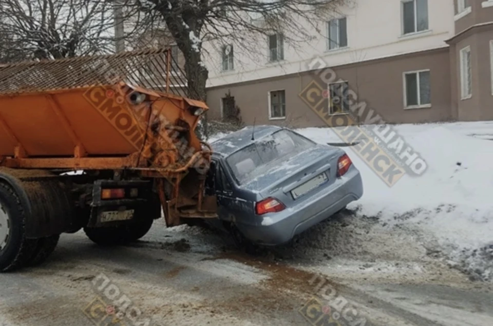 Автомобильная авария с коммунальной техникой произошла в Смоленске. Фото: «Подслушано Смоленск».