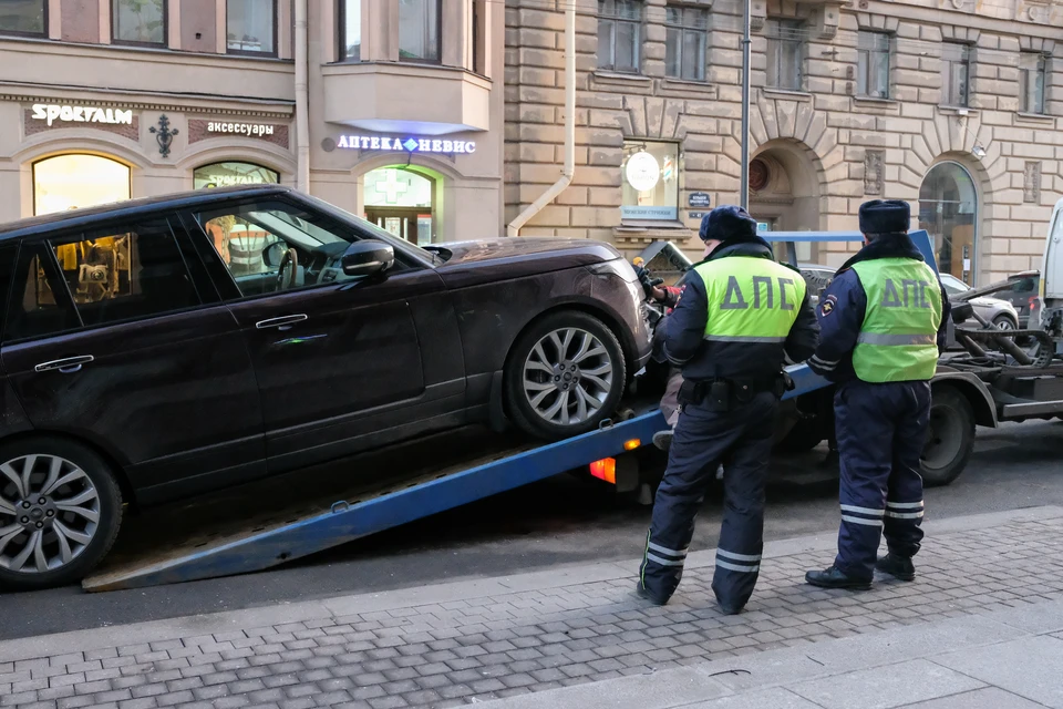 Тарифы на эвакуацию машин в Петербурге вырастут на 8,2% с 1 января