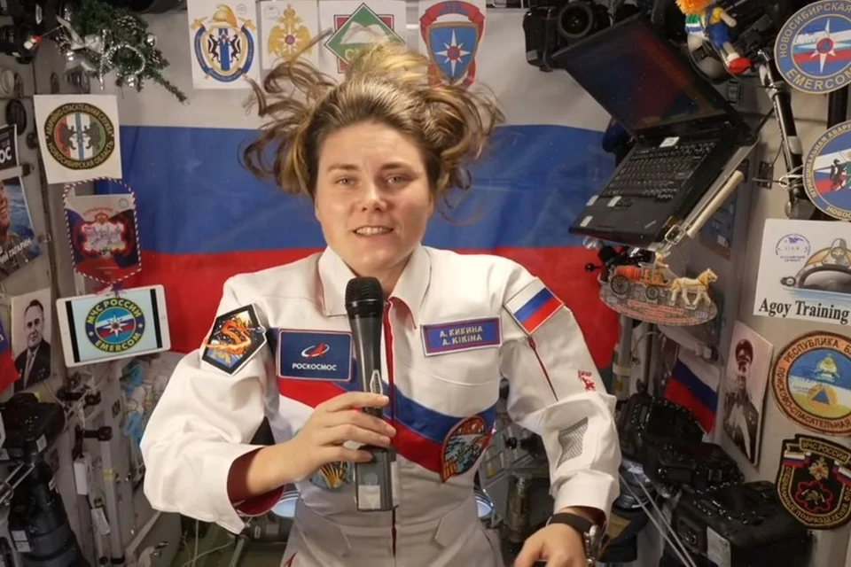 Космонавт из Новосибирска Анна Кикина поздравила спасателей с профессиональным праздником. Фото: Кадр из видео\МЧС НСО