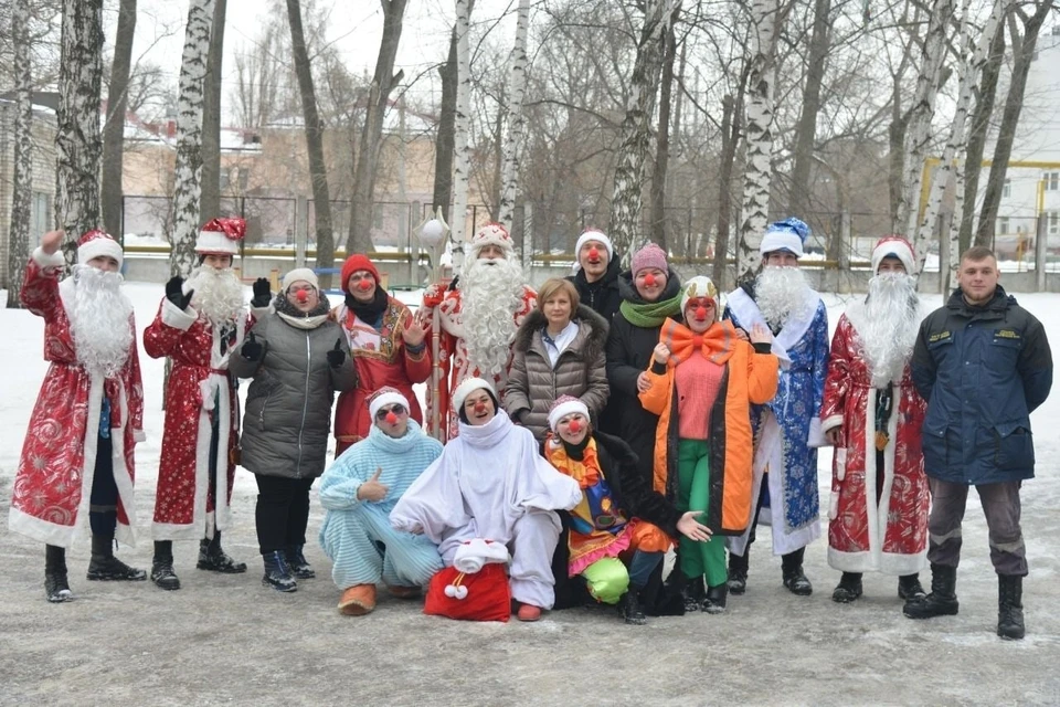 Студенты-спасатели и больничные клоуны подарили детям настоящую сказку. Фото: министерство здравоохранения Самарской области