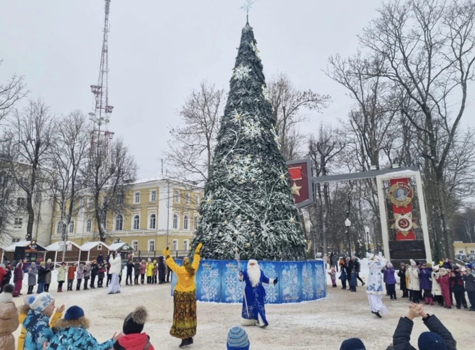 Открытие главной городской ёлки состоялось в Смоленске. Фото: пресс-служба администрации города.