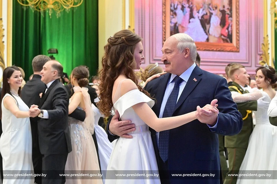 Белорусские чиновники танцевали на новогоднем балу вместе с Лукашенко. Фото: president.gov.by