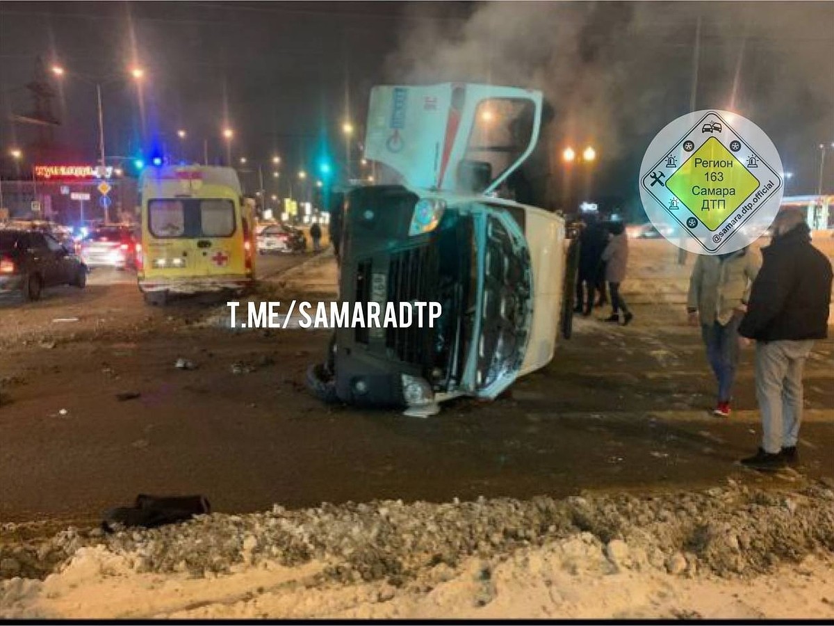 В Самаре легковой автомобиль врезался в карету скорой помощи на Московском  шоссе - KP.RU