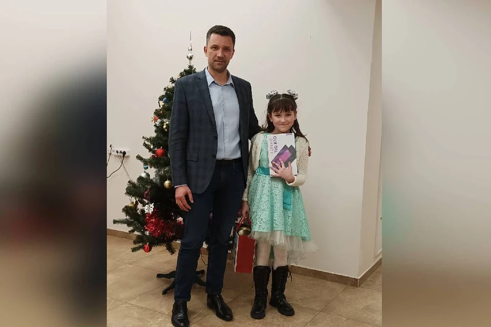 Александр Синелобов подарил 9-летней нижегородке Софье планшет