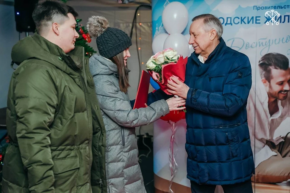Документы семьям вручил Александр Беглов. Фото: t.me/spbprav