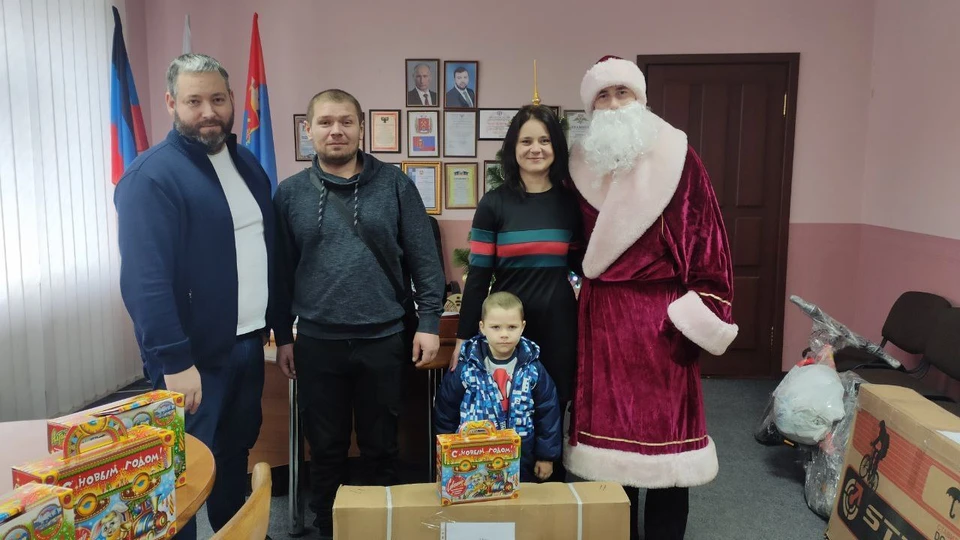 Дарили детям как сладкие подарки, так и крупные вещи вроде велосипедов. Фото: Дмитрий Шевченко / Telegram