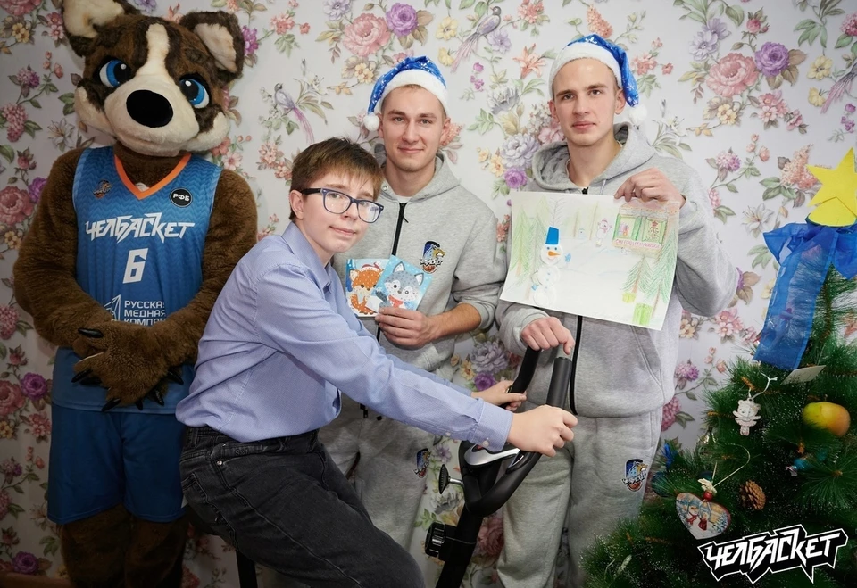 Игроки БК «Челбаскет» в рамках благотворительной акции «Снеговики-добряки» подарили 12-летнему Диме велотренажер. Фото БК «Челбаскет»