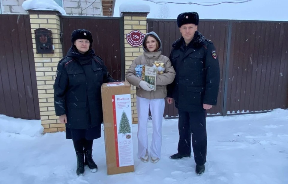 15-летней Виктории полицейские подарили необычную елку.
