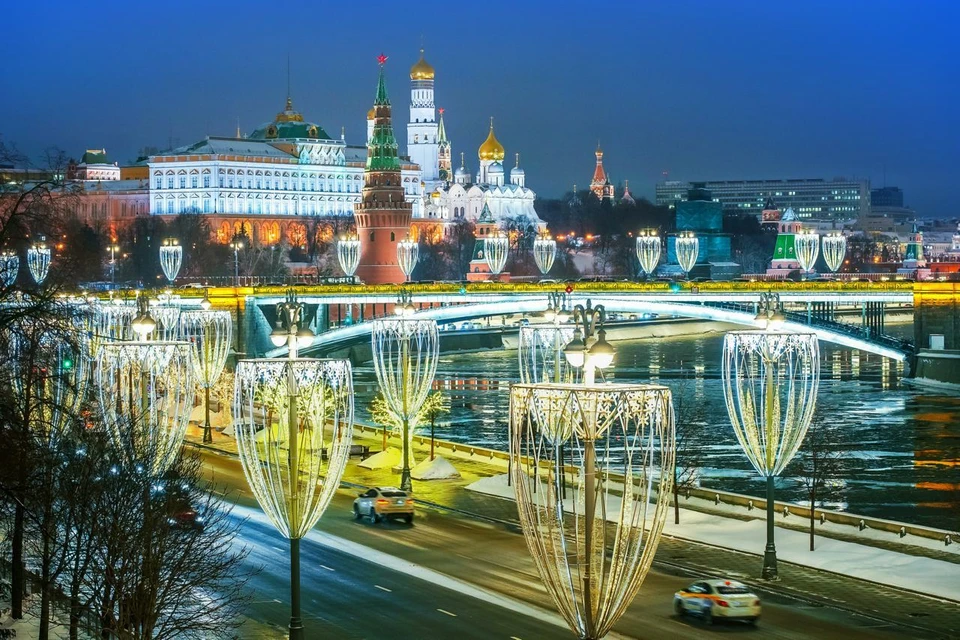 Подсветку зданий и мостов Москвы перевели на праздничный режим до 8 января