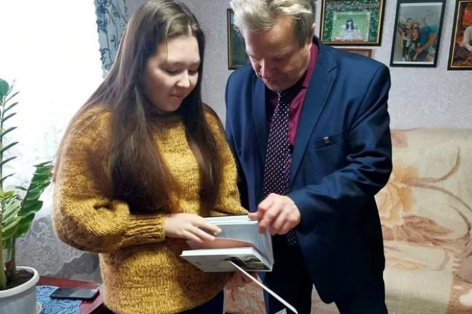 Подарок от имени губернатора школьнице вручил глава района. ФОТО: правительство Кировской области