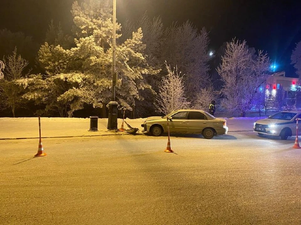 В Тобольске в новогоднюю ночь пьяный мужик впечатался в столб на Ремезова