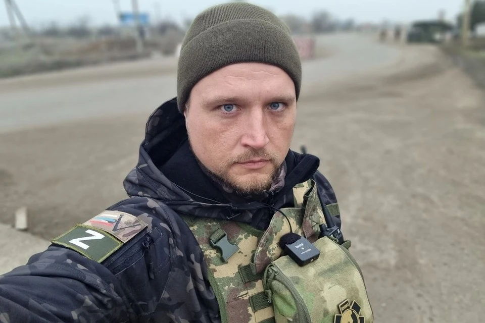 Юрий Озаровский снимает на видео о том, как проходит служба военных в зоне СВО.