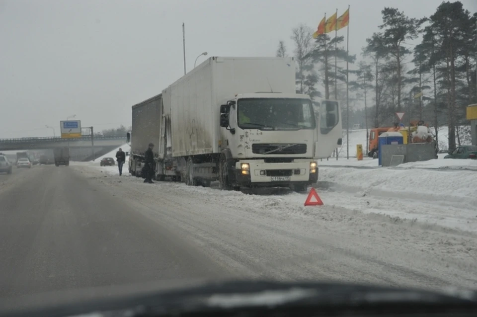 Мэрия Уфы из-за снегопада на несколько часов закрыла въезд для грузовиков