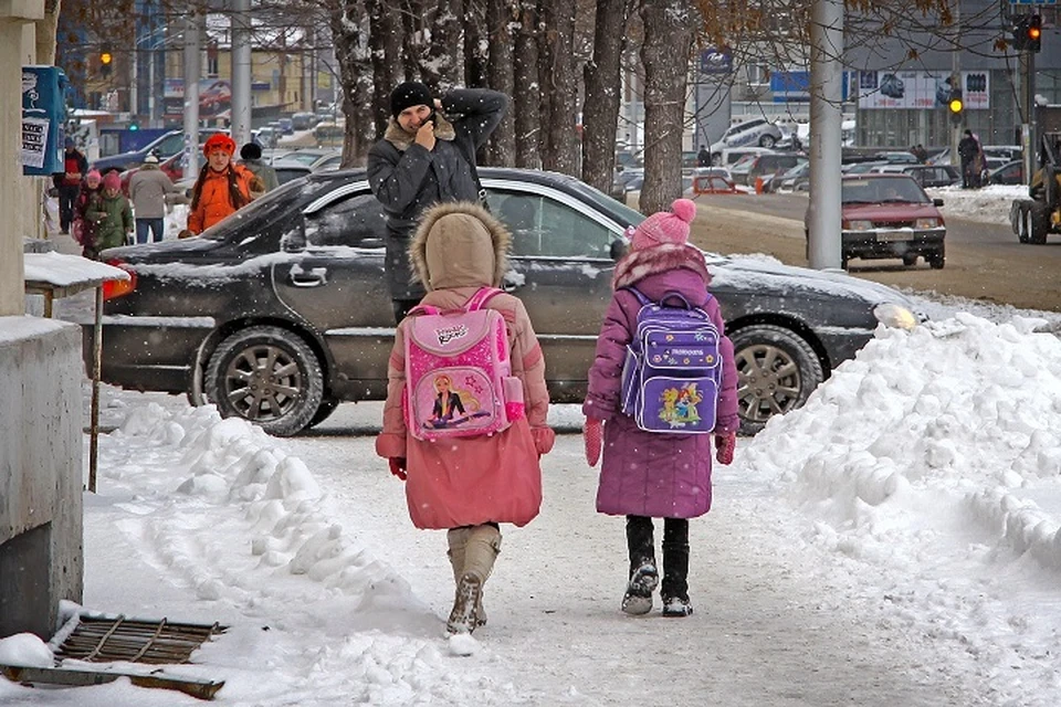 Занятия в начальных классах сельских школ отменяются при -23 градусах, а городских - при 25 градусах мороза.