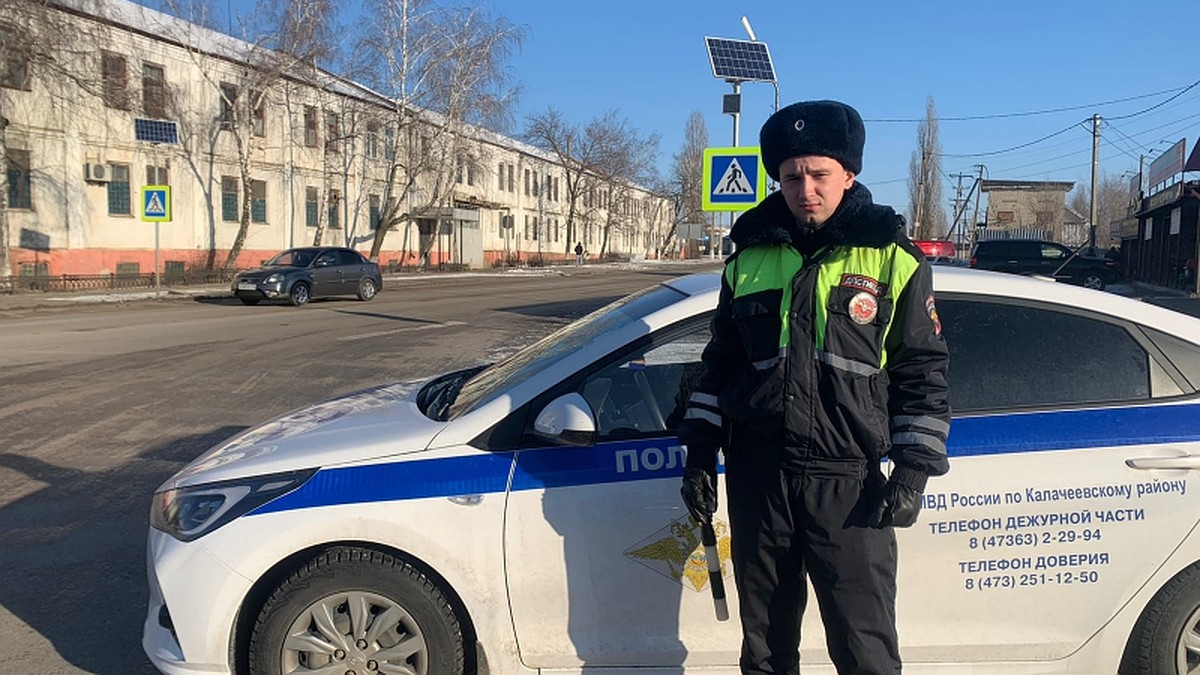 В райцентре Воронежской области полицейские спасли пенсионерку, которой  стало плохо на улице - KP.RU