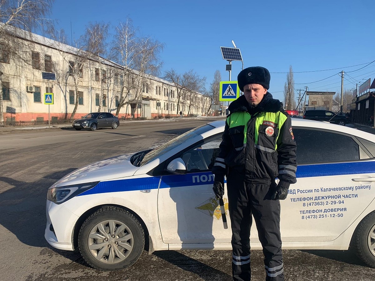 В райцентре Воронежской области полицейские спасли пенсионерку, которой  стало плохо на улице - KP.RU