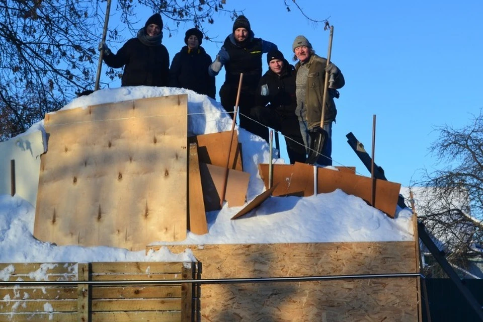 Шесть человек пришли на помощь снежному скульптору Сергею Марценко. ФОТО: страница Сергея Марценко ВКонтакте