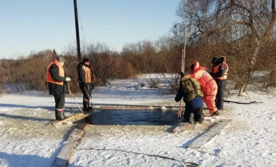 В Смоленской области из реки подняли тело провалившегося под лёд мужчины. Фото: «Пожарно-спасательный центр».