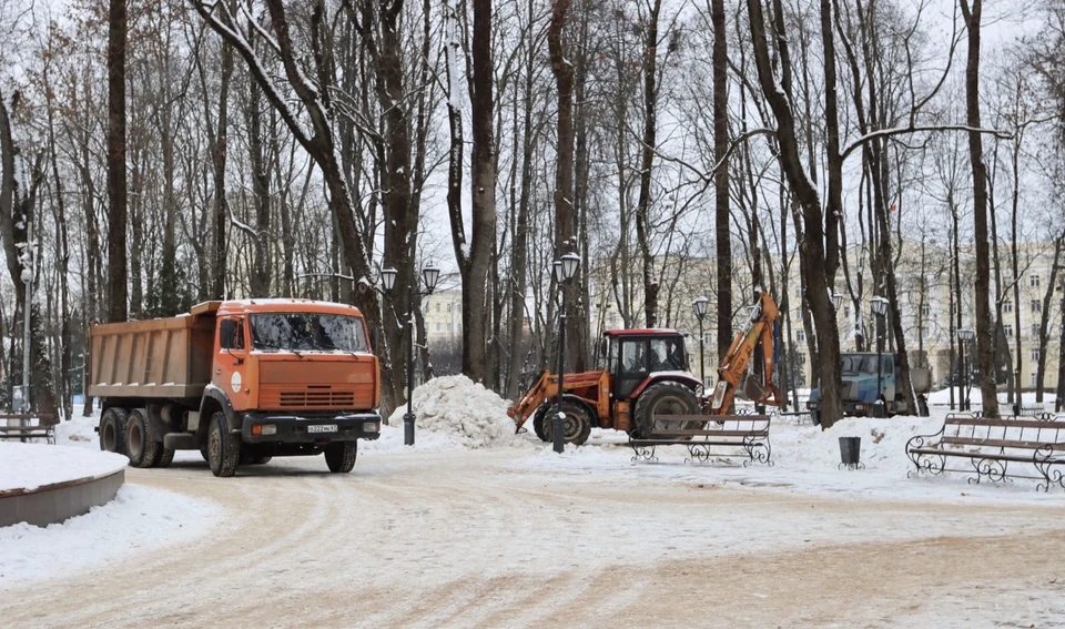 Усиленная уборка снега продолжается в Смоленске. Фото: пресс-служба администрации города.