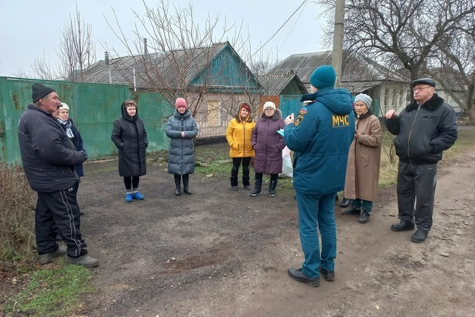 Сотрудники МЧС проводят с жителями беседы по соблюдению мер безопасности в зимний период. Фото: МЧС ЛНР