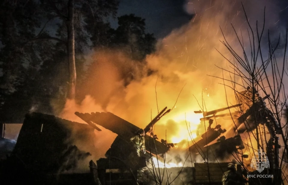 Частный двухэтажный дом горел на улице 2-й Дачной в Смоленске. Фото: пресс-служба ГУ МЧС по Смоленской области.