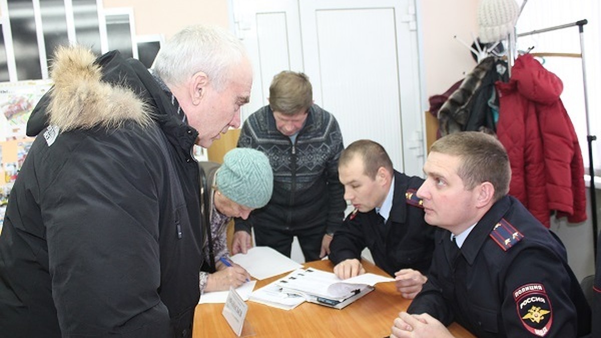 В Самарской области полицейские рассказали пенсионерам о мошеннических  схемах - KP.RU