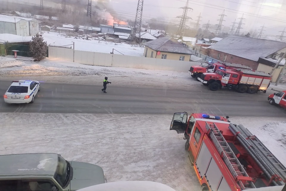 В Ленинском районе Новосибирска загорелись 3 частных дома. Фото: предоставлено "АСТ-54".