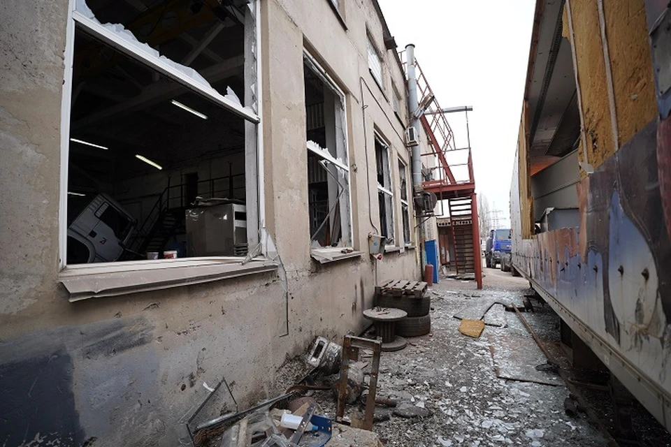 Последствия обстрела автобазы в Ленинском районе Донецка