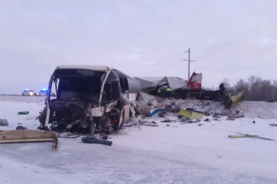 Автобус получил значительные повреждения. Фото: МВД по Волгоградской области.