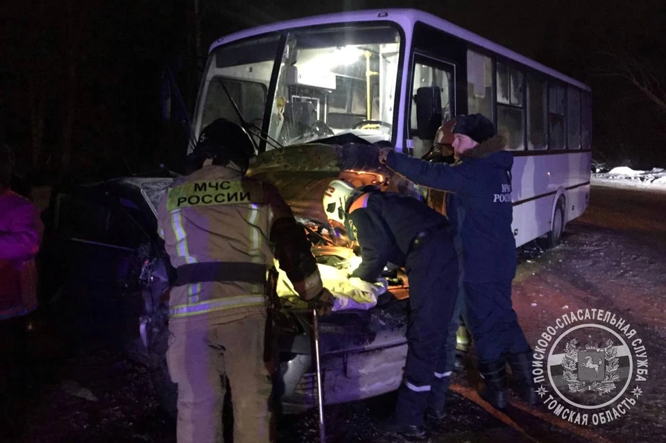 Дорожное-транспортное происшествие случилось вечером 13 января под Томском. Фото: Томская областная поисково-спасательная служба