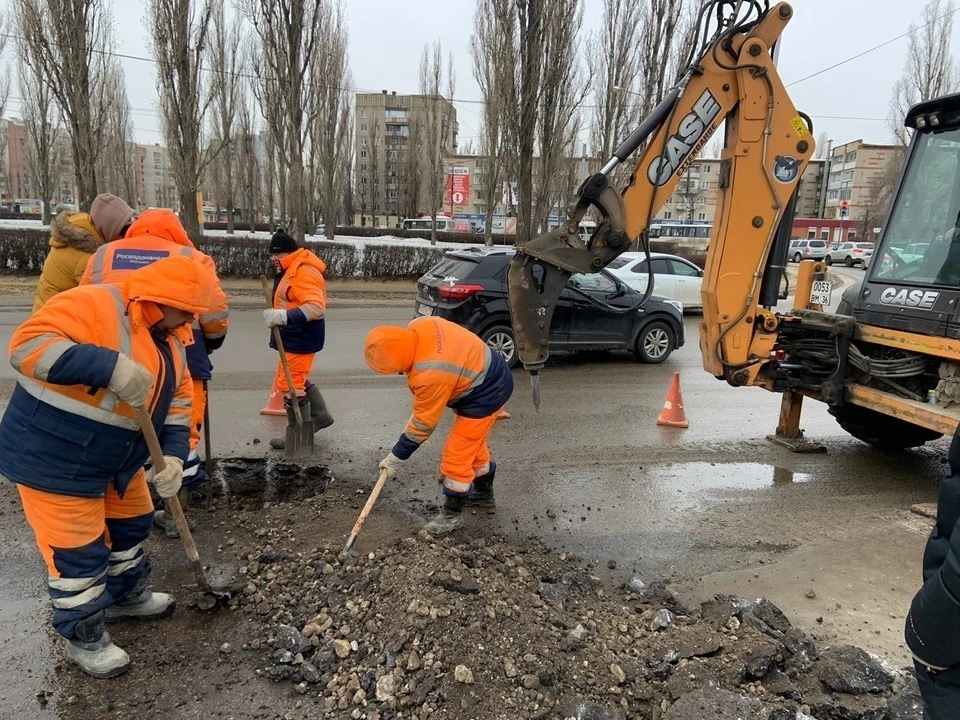 Работы по ликвидации коммунальной аварии на Остужевском кольце 12 января.
