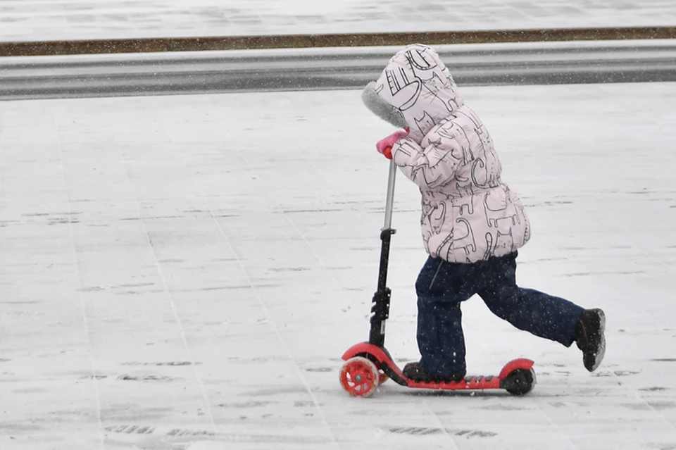 В Челябинске снег на дорогах уже начал таять