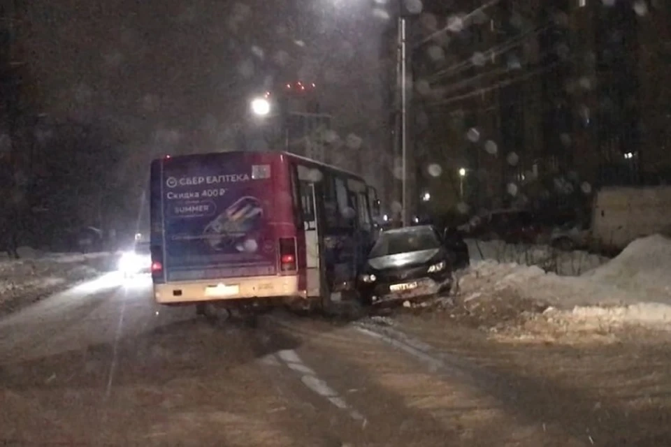 В Ярославле столкнулись автобус и "Тойота". ФОТО: группа "Жесть Ярославль" ВКонтакте