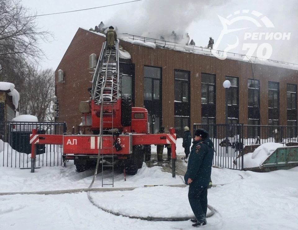 Пожар произошел на территории Томского областного суда. Фото: Telegram-канал "Регион-70"