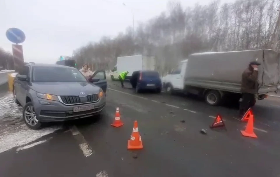 ГАЗель и две иномарки столкнулись на Московском шоссе 15 января.