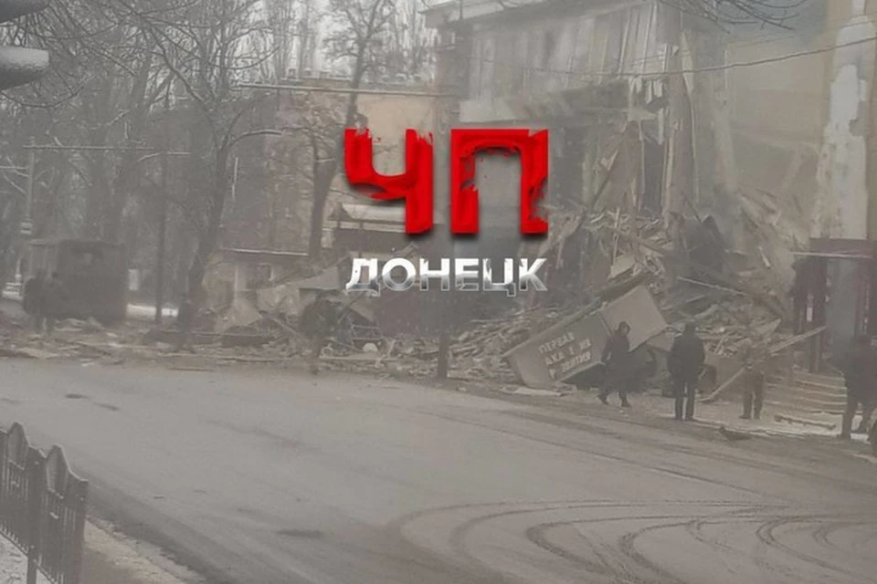 Середина здания напротив мясокомбината в Калининском районе Донецка полностью разрушена. Фото: Скриншот видео ТГ/ЧП Донецк