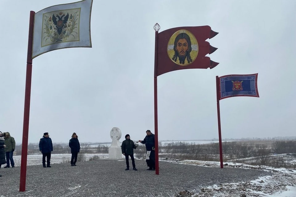 В Рязанском районе казаки установили флаги у поклонного креста. Фото: сайт ИД «Пресса».