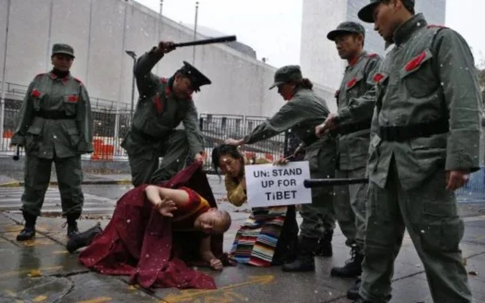 Как отмечается в докладе, китайские власти в тибетских районах продолжают применять жесткие ограничения на свободу религии, выражения мнений, передвижения и собраний.