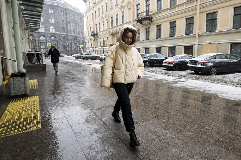 Дорожные предприятия ликвидируют последствия оттепели в Петербурге