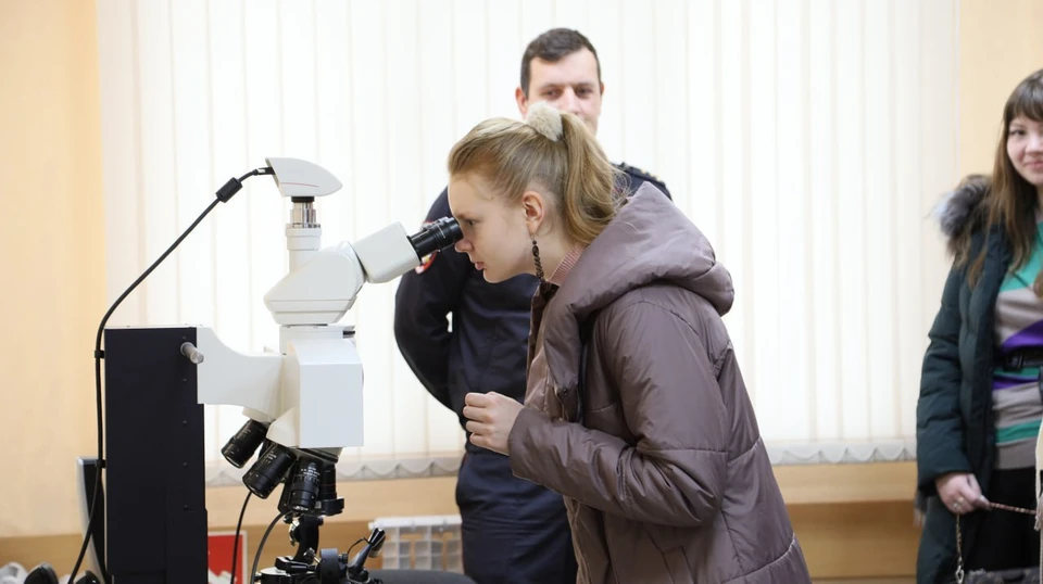 Студенты с помощью микроскопа увидели строение клеток различных наркотических средств. Фото: Пресс-служба полиции Севастополя