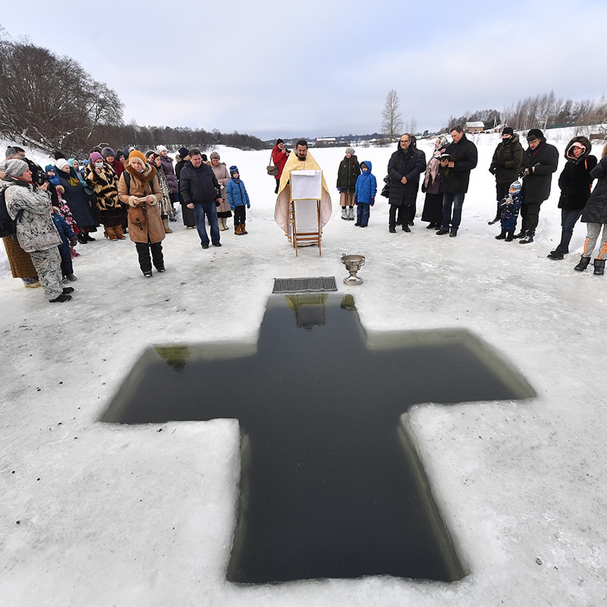 Как правильно окунаться в Крещение, всякая ли вода становится святой и как  ее хранить - KP.RU