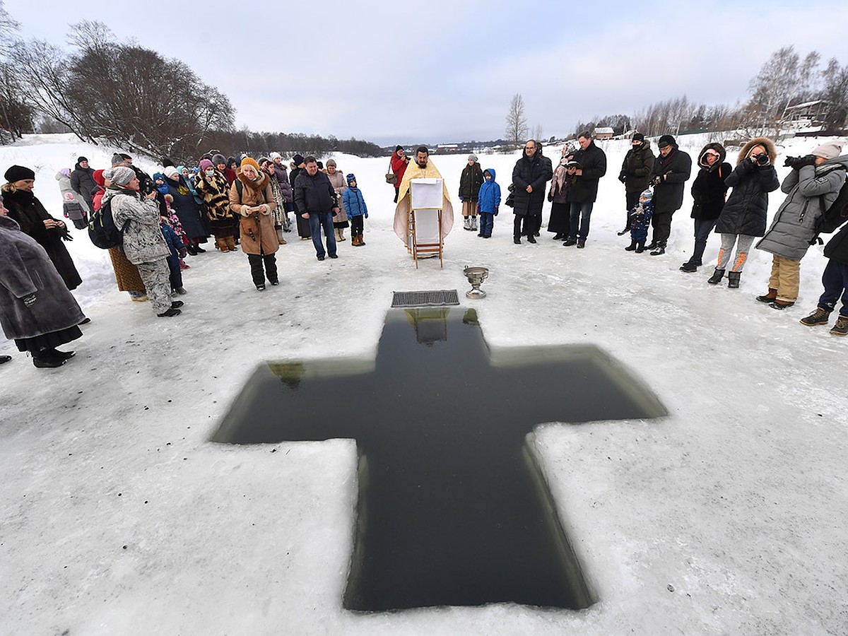 Как правильно окунаться в Крещение, всякая ли вода становится святой и как  ее хранить - KP.RU