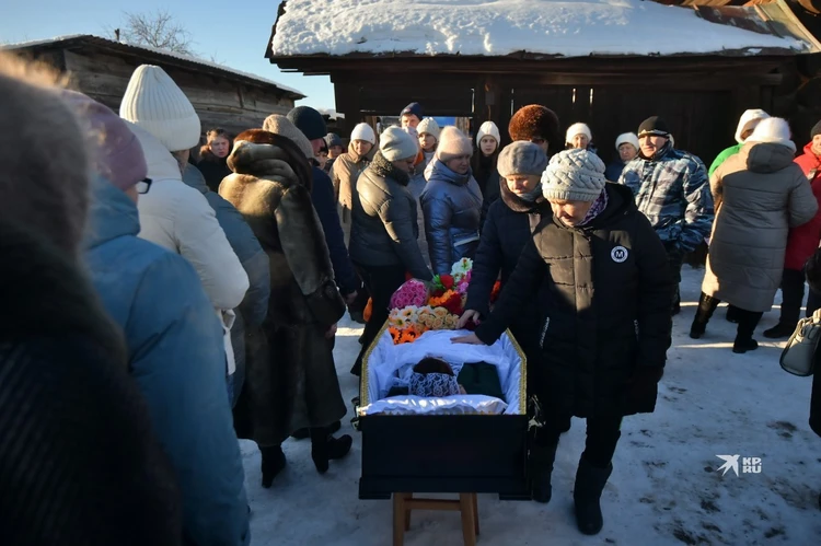 В Свердловской области простились с убитой матерью пятерых детей