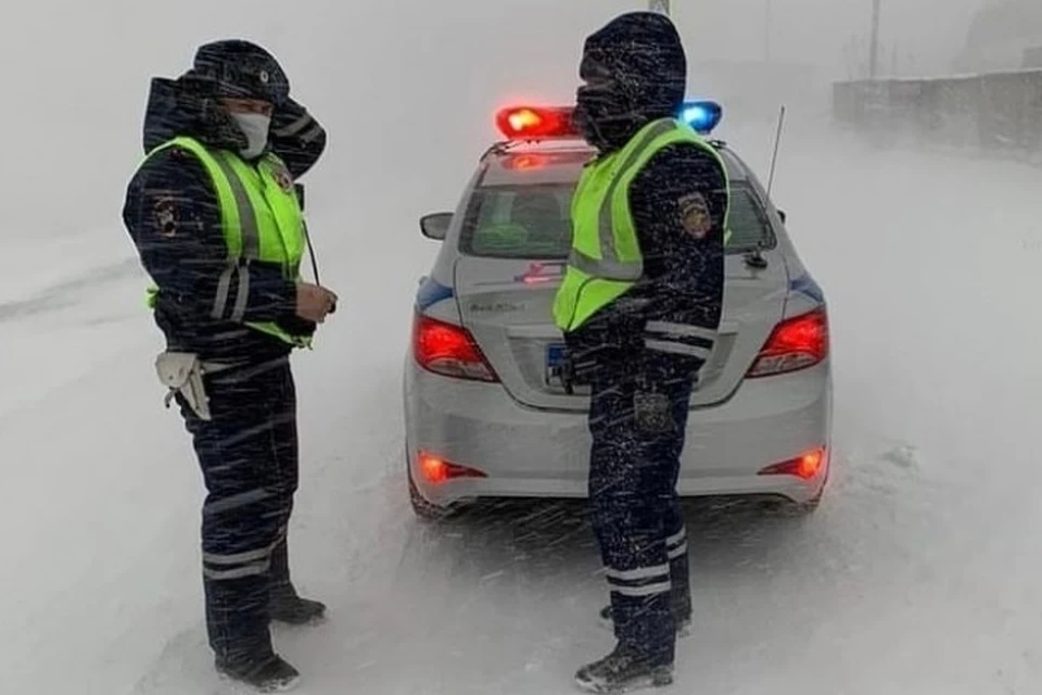 Возле Минусинска из-за метели перекрыли дороги для автобусов и грузовиков. Фото: ГИБДД