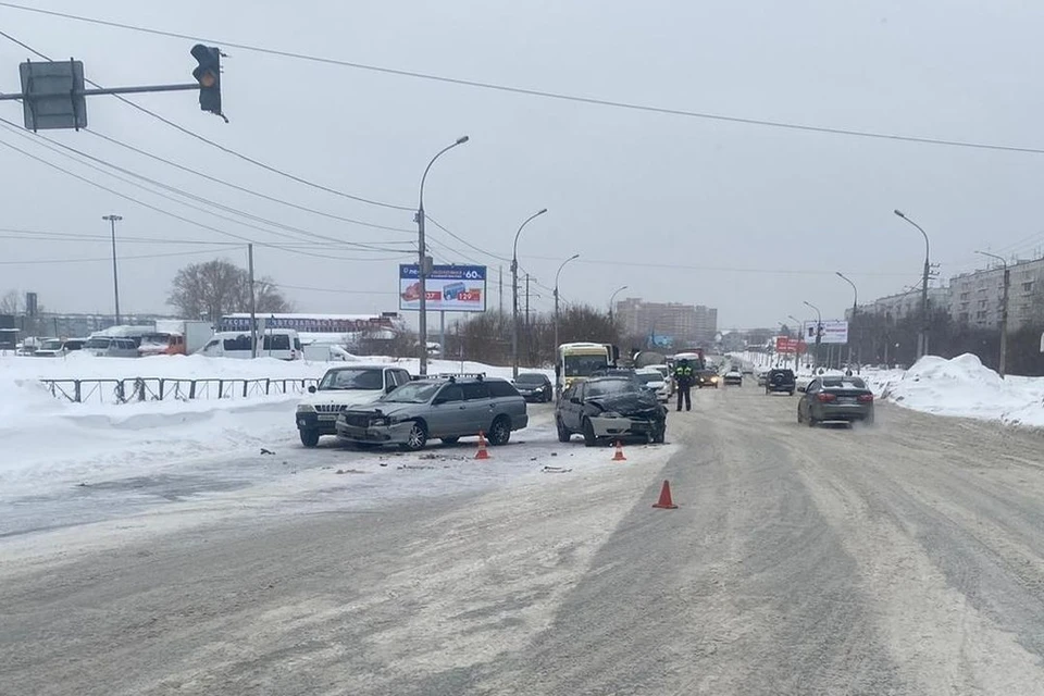 В Новосибирске водитель Daewoo Nexia сбил пешехода, после чего спровоцировал массовое ДТП. Фото: Госавтоинспекция по Новосибирску