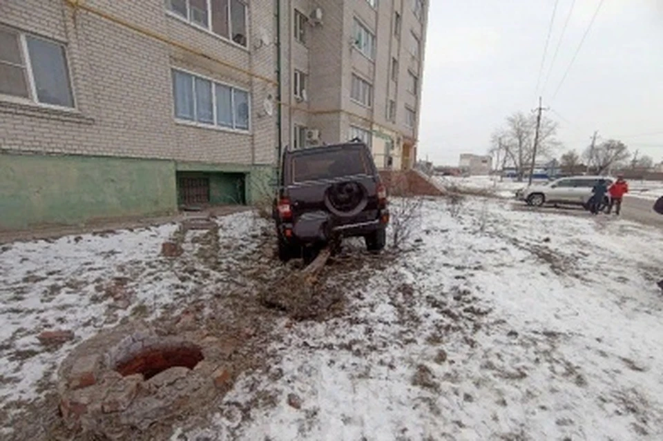 Под Липецком пьяный мужчина угнал УАЗ с пассажиркой внутри и снес дерево
