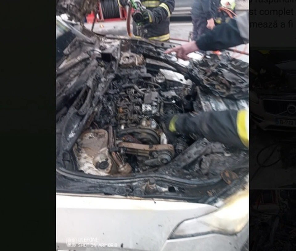 Загорелся моторный отсек автомобиля (Фото: ГИЧС).