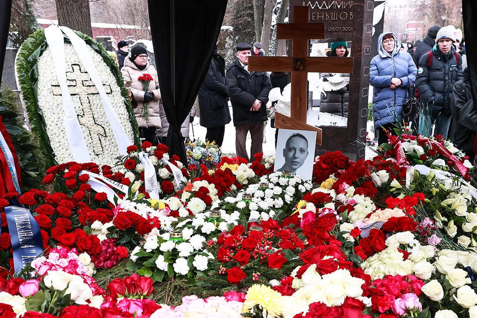 Цветы на могиле актрисы Инны Чуриковой на Новодевичьем кладбище. Фото: Сергей Фадеичев/ТАСС